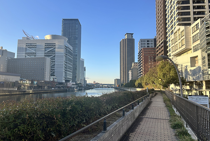 堂島川沿い歩道